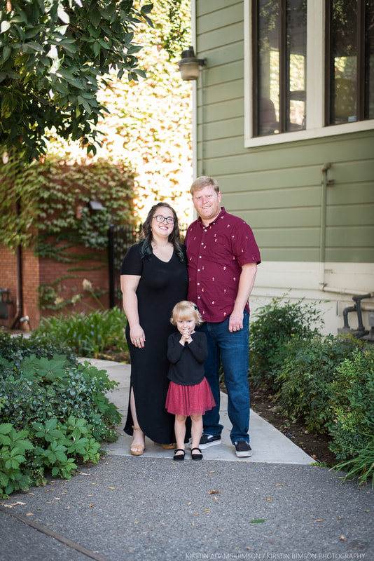 outdoor family portrait photo in downtown Davis