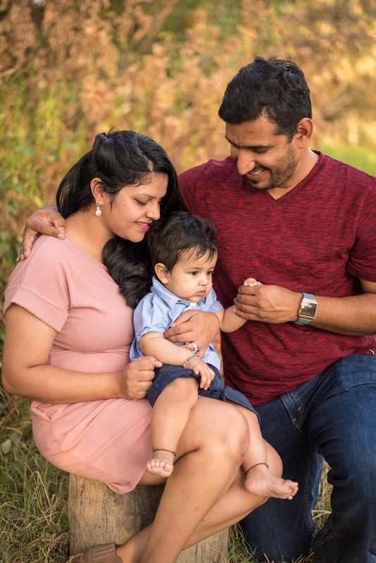outdoor family portrait photo with infant at Putah Creek in Davis